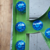 tres grande lettre E d'ancienne enseigne lumineuse façon fete foraine