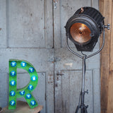 tres grande lettre E d'ancienne enseigne lumineuse façon fete foraine