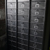ancien grand meuble 30 casiers industriel a clapet strafor 1950