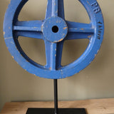 ancien moule de fonderie industrielle roue sur socle metal bleu