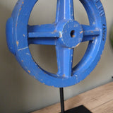 ancien moule de fonderie industrielle roue sur socle metal bleu