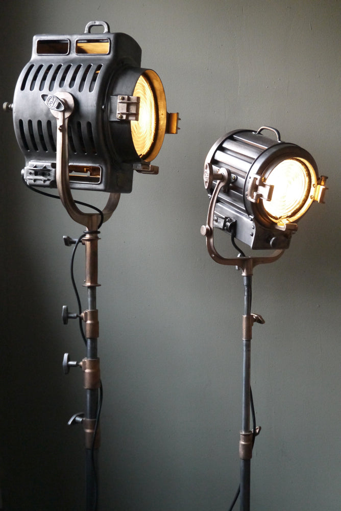 ANCIEN SPOT DE PHOTOGRAPHE ETS GALLOIS ULTRAVIOLUX INDUSTRIEL DECO LOFT VINTAGE Blanc ANCIEN SPOT DE PHOTOGRAPHE ETS GALLOIS ULTRAVIOLUX INDUSTRIEL DECO LOFT VINTAGE Blanc