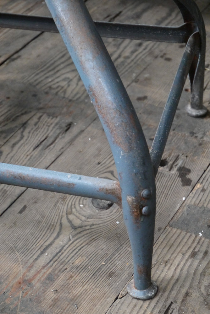 Tabouret d'atelier industriel Toledo à assise pivotante réglable et dossier incliné des années Tabouret d'atelier industriel Toledo à assise pivotante réglable et dossier incliné des années