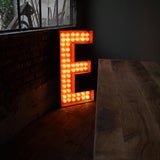 tres grande lettre E d'ancienne enseigne lumineuse façon fete foraine