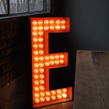 tres grande lettre E d'ancienne enseigne lumineuse façon fete foraine