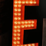 tres grande lettre E d'ancienne enseigne lumineuse façon fete foraine