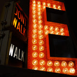 tres grande lettre E d'ancienne enseigne lumineuse façon fete foraine