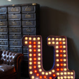 enorme lettre U d'ancienne enseigne lumineuse façon fete foraine