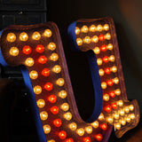 enorme lettre U d'ancienne enseigne lumineuse façon fete foraine