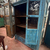 Armoire vitrine ancienne bleue patinée, meuble de métier vintage, bois et verre