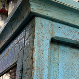 Armoire vitrine ancienne bleue patinée, meuble de métier vintage, bois et verre
