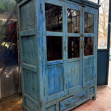 Armoire vitrine ancienne bleue patinée, meuble de métier vintage, bois et verre