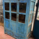 Armoire vitrine ancienne bleue patinée, meuble de métier vintage, bois et verre