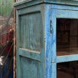 Armoire vitrine ancienne bleue patinée, meuble de métier vintage, bois et verre