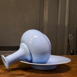 Vase bouteille ancien en opaline bleue avec assiette, verre opalin vintage, décoration romantique et campagne chic