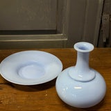 Vase bouteille ancien en opaline bleue avec assiette, verre opalin vintage, décoration romantique et campagne chic