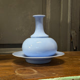 Vase bouteille ancien en opaline bleue avec assiette, verre opalin vintage, décoration romantique et campagne chic