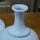 Vase bouteille ancien en opaline bleue avec assiette, verre opalin vintage, décoration romantique et campagne chic