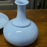 Vase bouteille ancien en opaline bleue avec assiette, verre opalin vintage, décoration romantique et campagne chic