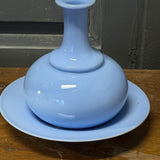 Vase bouteille ancien en opaline bleue avec assiette, verre opalin vintage, décoration romantique et campagne chic