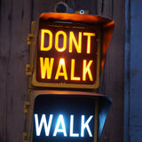 New York feu dont walk americain vintage USA jaune d'origine avec fixations murale